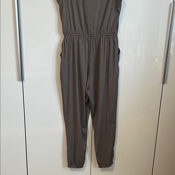 Bebe Dark Taupe Brown Sleeveless Jumpsuit Chain Detail, Size L - Picture 7 of 10